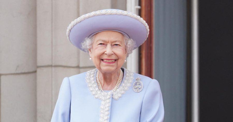 TOPSHOT+-+Britains+Queen+Elizabeth+II+stands+on+the+Balcony+of+Buckingham+Palace+bas+the+troops+march+past+during+the+Queens+Birthday+Parade%2C+the+Trooping+the+Colour%2C+as+part+of+Queen+Elizabeth+IIs+platinum+jubilee+celebrations%2C+in+London+on+June+2%2C+2022.+-+Huge+crowds+converged+on+central+London+in+bright+sunshine+on+Thursday+for+the+start+of+four+days+of+public+events+to+mark+Queen+Elizabeth+IIs+historic+Platinum+Jubilee%2C+in+what+could+be+the+last+major+public+event+of+her+long+reign.+%28Photo+by+Jonathan+Brady+%2F+POOL+%2F+AFP%29+%28Photo+by+JONATHAN+BRADY%2FPOOL%2FAFP+via+Getty+Images%29